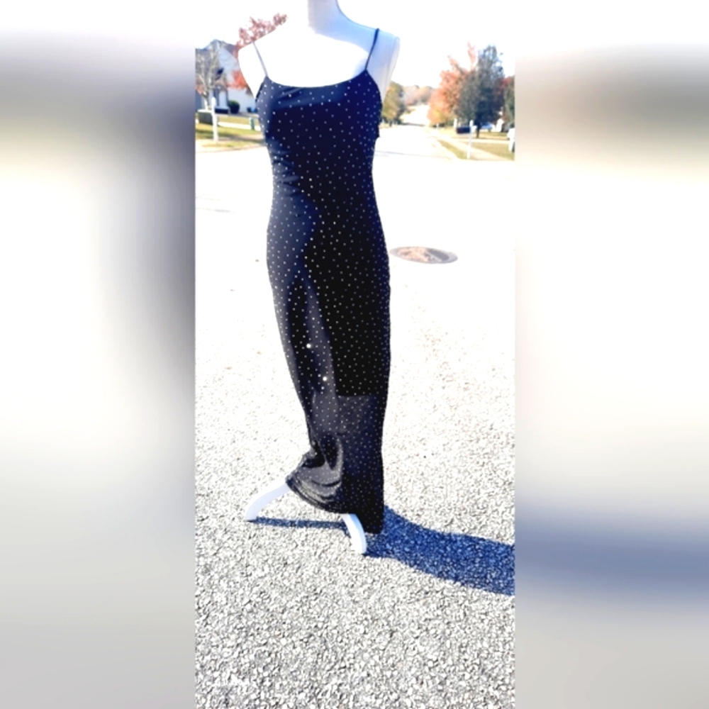🎄🩷NEW! ❤️Elegant, slip dress with silver accents and lining attached.🎬